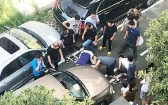 多人合力抬车救出被困女孩