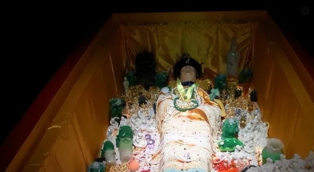 小伙整理母亲遗物发现龙袍